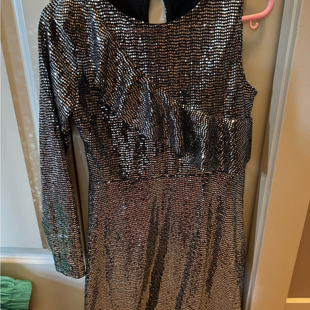 Really fun party dress! Excellent shape, only worn a couple times